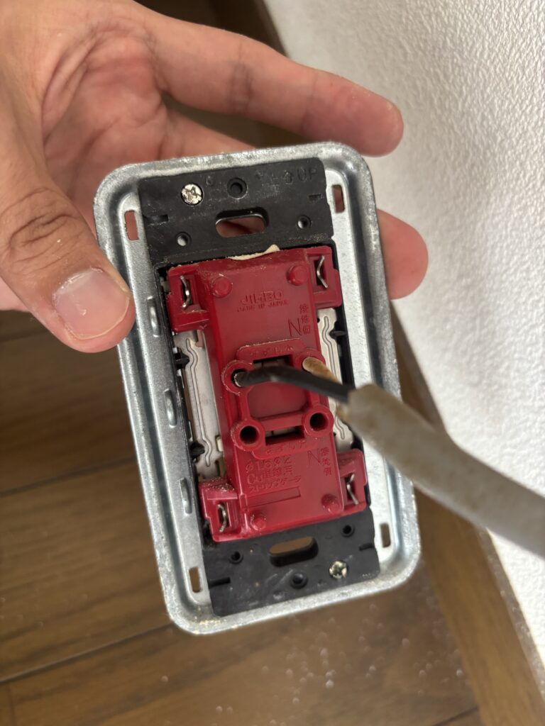 古いコンセントを新品に交換してみたので、やり方の解説