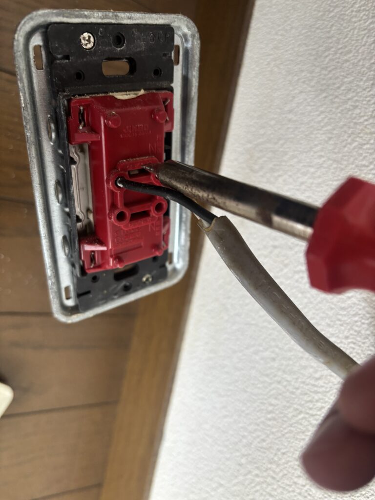 古いコンセントを新品に交換してみたので、やり方の解説